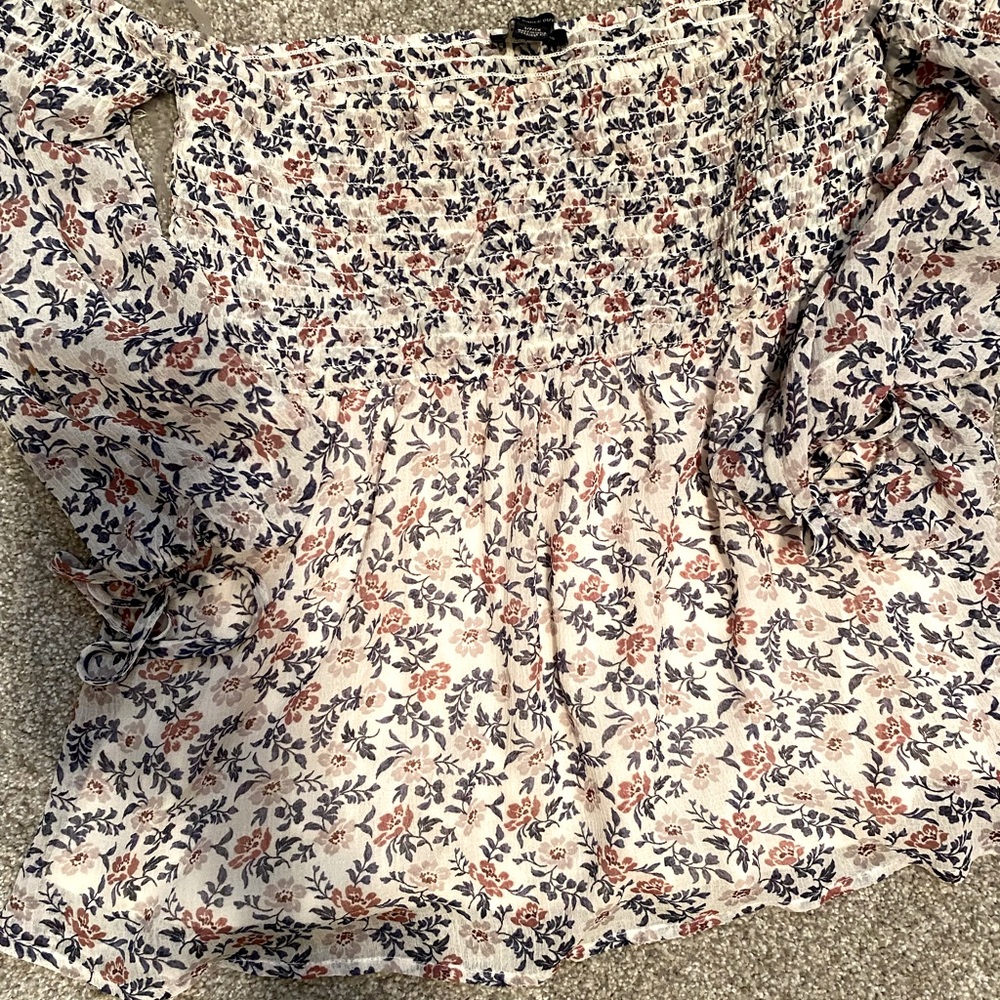 American eagle, off the shoulder top size S